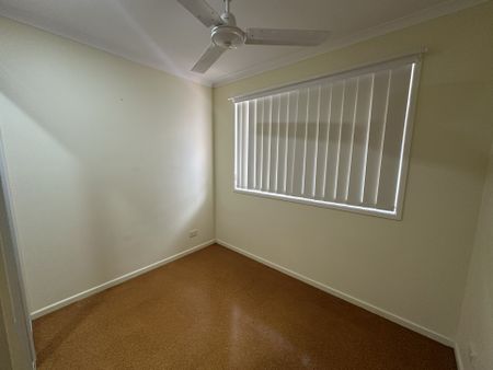 Lowset, Air Conditioned & Convenient! - Photo 3