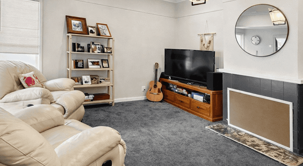 Spacious and versatile family home offering multiple living areas flow in a convenient Weymouth location! - Photo 1