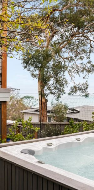High on the hill with spectacular Bay views.. - Photo 1