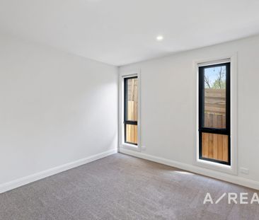 Almost Brand-New Designer Townhouse – Walk to Station, Shops & Top ... - Photo 5