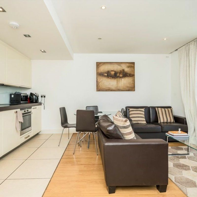 Times Square, Aldgate, E1 - Photo 1