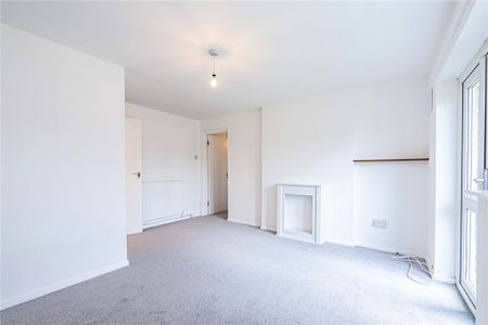 1 bed Flat for rent - Photo 2