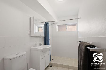 CONVENIENTLY LOCATED 2 BEDROOM UNIT + GARAGE - Photo 5