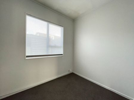2 Bedroom in sunny Stokes Valley entrance - Photo 4