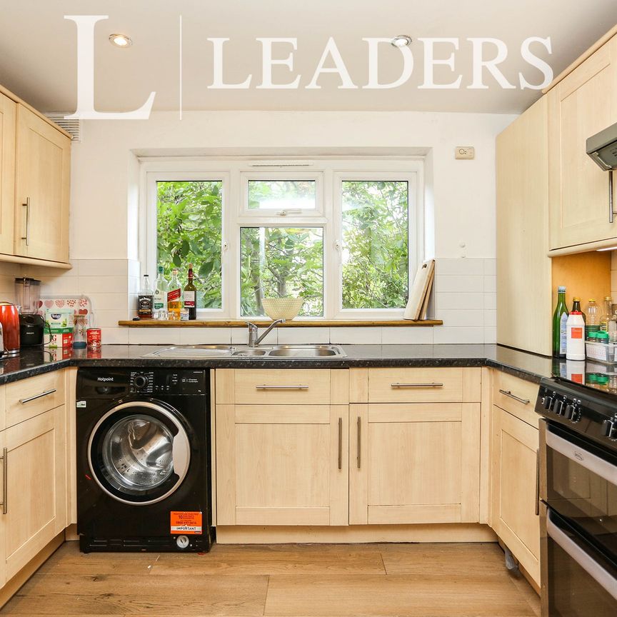 3 bedroom flat to rent Southend Road, Beckenham, BR3 - Photo 1