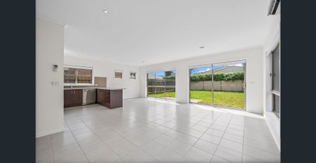 Park-facing single level home in a highly desirable location! - Photo 3