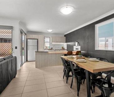 Stylish & spacious townhouse with 4 split air conditioners - Photo 1