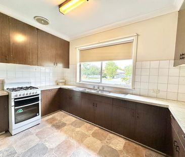 Spacious Unit in Prime Location – Walk to Dean Street! - Photo 4