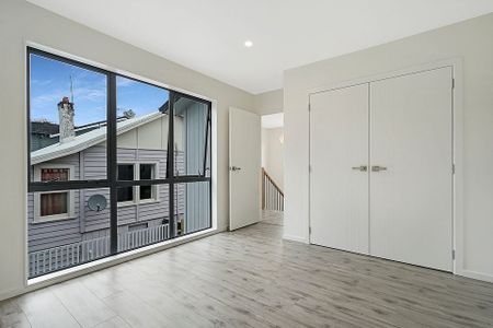 Stunning 5BR Family Haven in Mt Albert - Photo 4