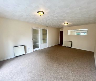 2 Bedroom Flat / Apartment - Victoria Road, Netley Abbey - Photo 5