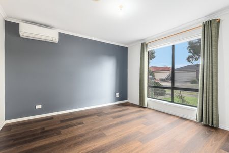 SPACIOUS, LIGHT & BRIGHT HOME! - Photo 2