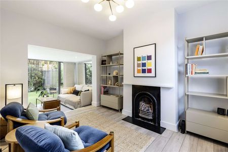 Short let only -beautiful, grade II listed house, located in the enviable Roupell Street Conservation area. - Photo 4