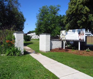 Three Bedroom Townhouse - Photo 4