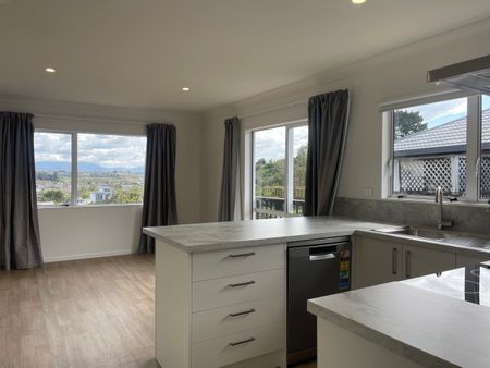 Spacious 4 Bedroom Home in Brookfield - Photo 5