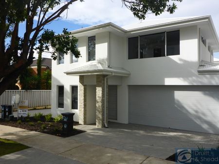 Modern Townhouse in excellent location - Photo 3