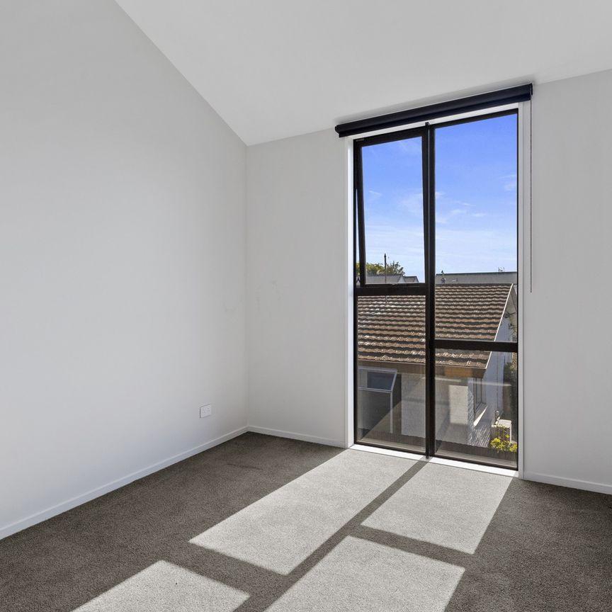 Modern Two-bedroom Townhouse with One Off Street Car Park in Addington. - Photo 1