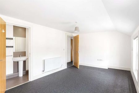 Spacious 2-bed apartment in the heart of St John’s Road - Photo 2
