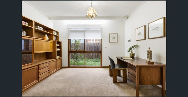 SPACIOUS SINGLE LEVEL FAMILY HOME WITH MULTIPLE LIVING AREAS | Besser+Co - Photo 1