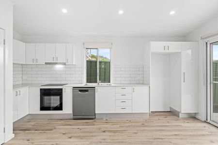 As new beautifully designed home in quiet cul-de-sac location - Photo 5