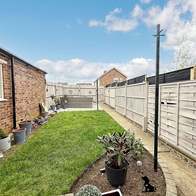 3 bedroom semi-detached house to rent - Photo 1