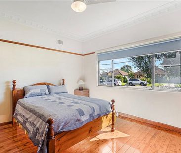 CLASSIC 3 BEDROOM FAMILY HOME - Photo 2