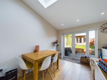 4 bedroom end of terrace house to rent - Photo 4