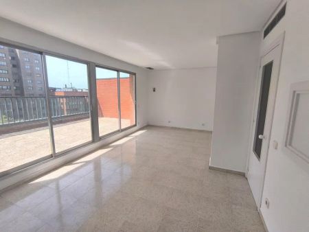 Alquiler de ático en Calle de Sor Ángela de la Cruz - Photo 2