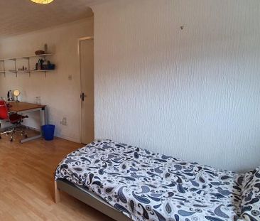 1 bedroom in a flat share to rent - Photo 2