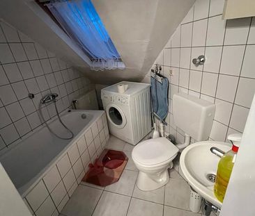 Möbilierte Dachgeschoss Wohnung neu RenoviertFamilienhaus - Photo 5