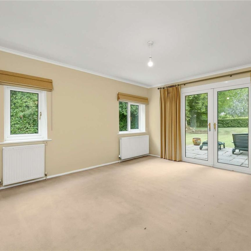 An exquisite four bedroom detached house in a idyllic rural setting set in a private position a short drive from Alton. - Photo 1