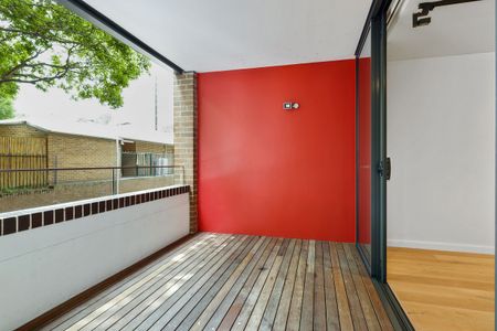 Generous Apartment with Unbeatable Ultimo Convenience - Photo 3