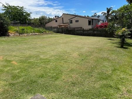 Charming 2BR Unit w/ Deck & lawn - Photo 2