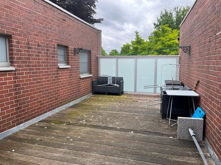 Appartement in villa met twee slaapkamers, ruim terras en garage met oprit. - Photo 3