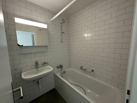 Bel appartement de 4.5 pièces entièrement rénové en 2023 avec balcon ! - Photo 5