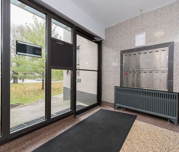 Crown Hill Place Apartments - Photo 4