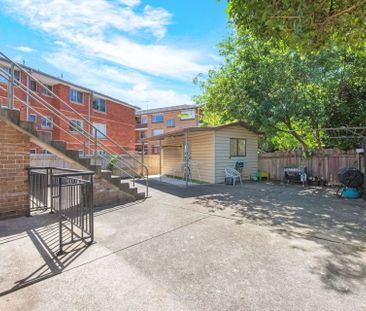 6 MONTH LEASE ONLY! OVERSIZED ONE BEDROOM APARTMENT IN AN ART DECO ... - Photo 5