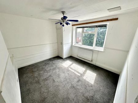 3 bedroom flat to rent - Photo 4