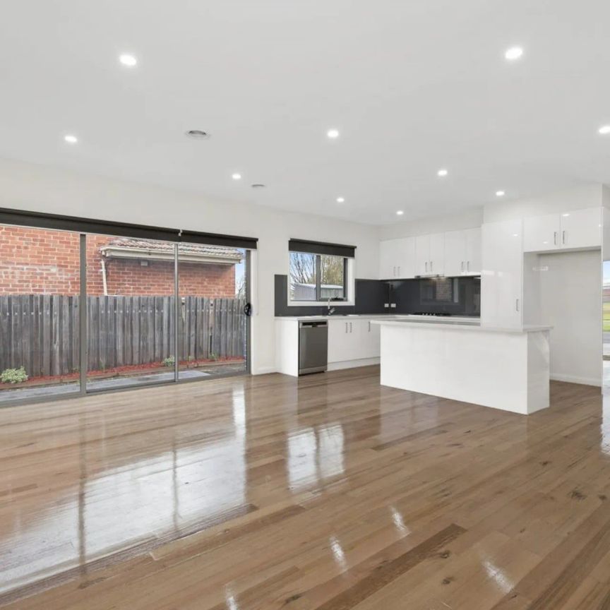Move-In Ready: Modern 3-Bedroom Townhouse with Park Views - Photo 1