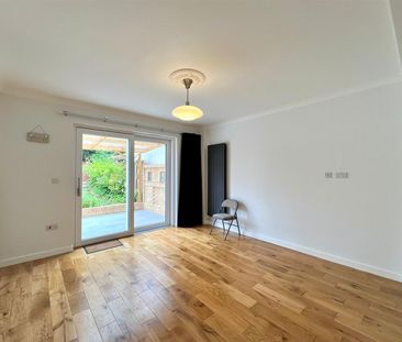 Brocket Way, London, Chigwell - Photo 1