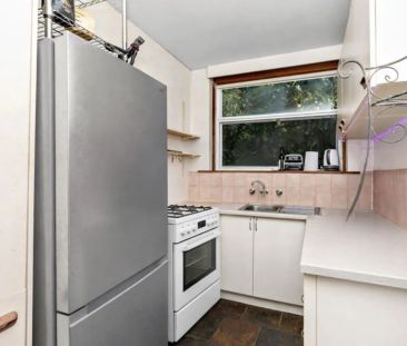 Bright and Brilliantly Positioned - Furnished! - Photo 6