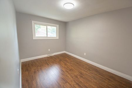 **RENOVATED MAIN UNIT FOR RENT IN ST. CATHARINES!** - Photo 4