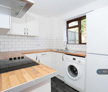 3 bedroom semi-detached house to rent - Photo 5