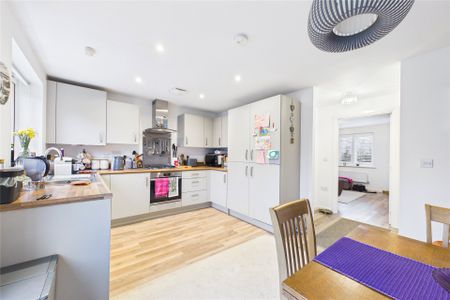 2 bedroom House in Power Close, Wokingham - Photo 5