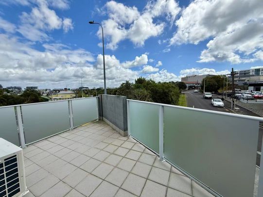 City-Fringe Living – Modern Apartment in Eden Terrace - Photo 1