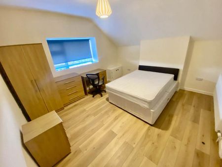 3 bedroom flat to rent - Photo 2