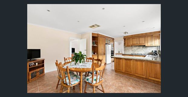 Family comfort in a quiet Keilor East Court - Photo 1