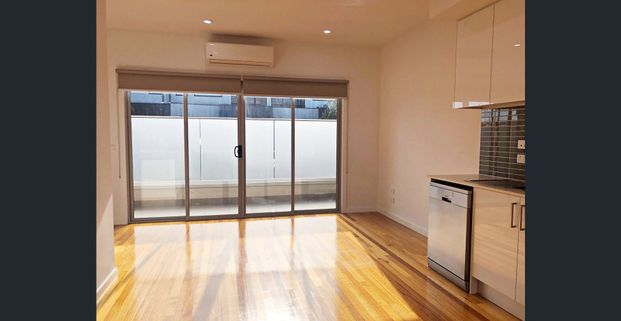 QUALITY TOWNHOUSE - Photo 1