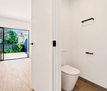 Stylish new build townhouse - Photo 4