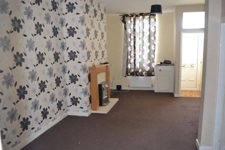 3 Bedroom End of Terrace House for Rent - Photo 4