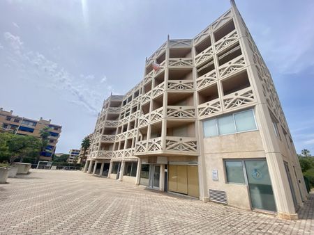 Type 2 centre ville hyeres parking meublé - Photo 5